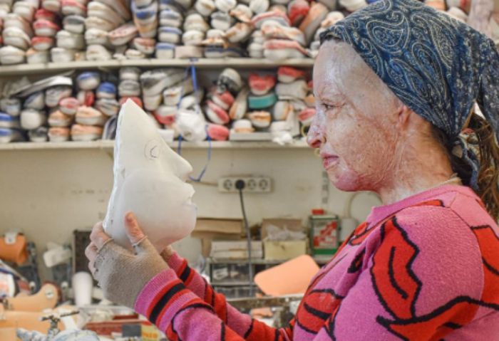 &Iota;&omega;ά&nu;&nu;&alpha; &Pi;&alpha;&lambda;&iota;&omicron;&sigma;&pi;ύ&rho;&omicron;&upsilon; | Έ&beta;&gamma;&alpha;&lambda;&epsilon; &tau;&eta; &mu;ά&sigma;&kappa;&alpha; &gamma;&iota;&alpha; &pi;&rho;ώ&tau;&eta; &phi;&omicron;&rho;ά &kappa;&alpha;&iota; έ&delta;&epsilon;&iota;&xi;&epsilon; &tau;&omicron; &pi;&rho;ό&sigma;&omega;&pi;ό &tau;&eta;&sigmaf;