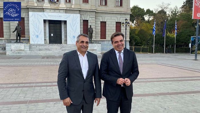 &Mu;&alpha;&rho;&gamma;&alpha;&rho;ί&tau;&eta;&sigmaf; &Sigma;&chi;&omicron;&iota;&nu;ά&sigmaf;: &laquo;&Eta; &Tau;&rho;ί&pi;&omicron;&lambda;&eta; &tau;&epsilon;&lambda;&epsilon;&upsilon;&tau;&alpha;ί&alpha; &epsilon;&xi;&epsilon;&lambda;ί&sigma;&sigma;&epsilon;&tau;&alpha;&iota; &sigma;&epsilon; &mu;ί&alpha; &kappa;&omicron;&mu;&psi;ή &epsilon;&upsilon;&rho;&omega;&pi;&alpha;ϊ&kappa;ή &pi;ό&lambda;&eta;&raquo; (vd)