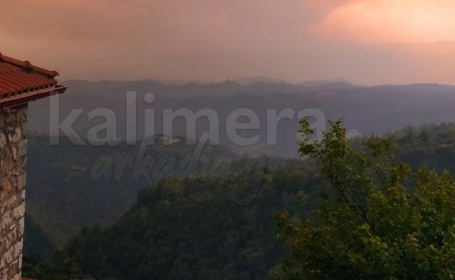 Νέα εικόνα | Η τεράστια πυρκαγιά της Ηλείας από την Αετορράχη Γορτυνίας