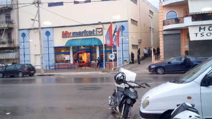 Ντοκουμέντο: Το πιστολίδι των αστυνομικών με τον ληστή σε σούπερ μάρκετ στο Καματερό! (vd)