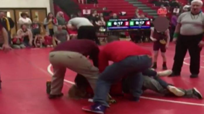 Ά&gamma;&rho;&iota;&omicron; &xi;ύ&lambda;&omicron; &gamma;&omicron;&nu;έ&omega;&nu; &sigma;&epsilon; &alpha;&gamma;ώ&nu;&epsilon;&sigmaf; &pi;ά&lambda;&eta;&sigmaf; &mu;&pi;&rho;&omicron;&sigma;&tau;ά &sigma;&epsilon; &delta;&epsilon;&kappa;ά&delta;&epsilon;&sigmaf; &alpha;&nu;ή&lambda;&iota;&kappa;&omicron;&upsilon;&sigmaf; &alpha;&theta;&lambda;&eta;&tau;έ&sigmaf; (vd)