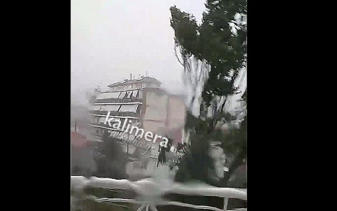 &Kappa;&alpha;&kappa;&omicron;&kappa;&alpha;&iota;&rho;ί&alpha; | &Eta; &sigma;&tau;&iota;&gamma;&mu;ή &pi;&omicron;&upsilon; &xi;&epsilon;&rho;&iota;&zeta;ώ&nu;&epsilon;&tau;&alpha;&iota; &kappa;&alpha;&iota; &pi;έ&phi;&tau;&epsilon;&iota; &delta;έ&nu;&delta;&rho;&omicron; &sigma;&tau;&eta;&nu; &Tau;&rho;ί&pi;&omicron;&lambda;&eta; (vd)