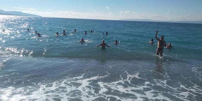 Η παραλία της Καλαμάτας γέμισε με ... χειμερινούς κολυμβητές!