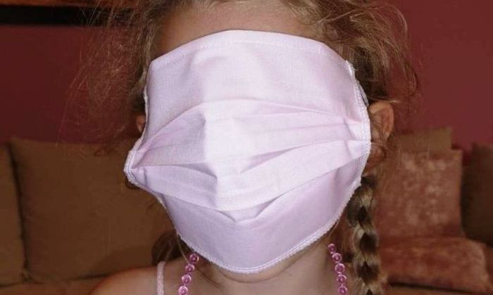 Κυβέρνηση | Έδωσαν μάσκες–σεντόνι στα παιδιά - Γλεντάει το Twitter! (εικόνες)