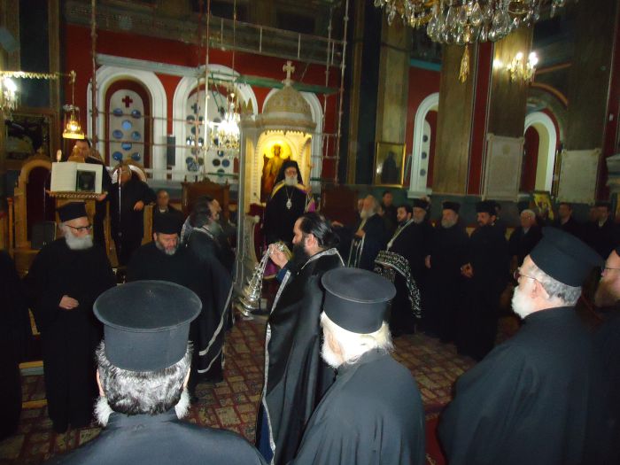 &Omicron; &Epsilon;&sigma;&pi;&epsilon;&rho;&iota;&nu;ό&sigmaf; &tau;&eta;&sigmaf; &Sigma;&upsilon;&gamma;&nu;ώ&mu;&eta;&sigmaf; &tau;&epsilon;&lambda;έ&sigma;&tau;&eta;&kappa;&epsilon; &sigma;&tau;&eta;&nu; &Tau;&rho;ί&pi;&omicron;&lambda;&eta; (&epsilon;&iota;&kappa;ό&nu;&epsilon;&sigmaf;)