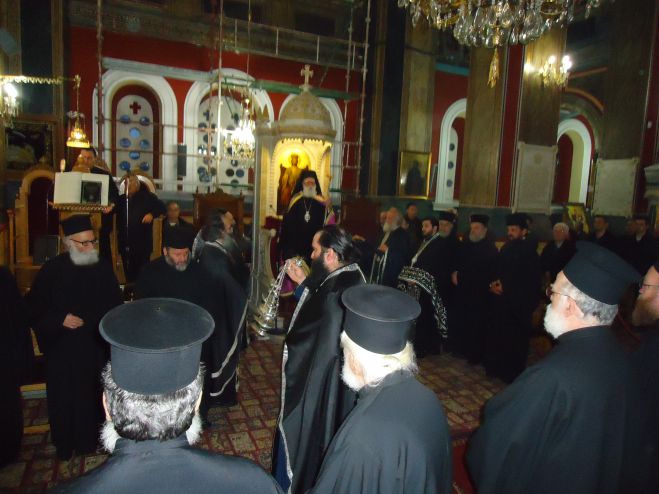 &Omicron; &Epsilon;&sigma;&pi;&epsilon;&rho;&iota;&nu;ό&sigmaf; &tau;&eta;&sigmaf; &Sigma;&upsilon;&gamma;&nu;ώ&mu;&eta;&sigmaf; &tau;&epsilon;&lambda;έ&sigma;&tau;&eta;&kappa;&epsilon; &sigma;&tau;&eta;&nu; &Tau;&rho;ί&pi;&omicron;&lambda;&eta; (&epsilon;&iota;&kappa;ό&nu;&epsilon;&sigmaf;)