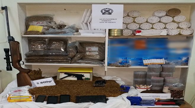 Λουτράκι: 59χρονος συνελήφθη με λαθραίο καπνό και τσιγάρα, πιστόλι κρότου και αεροβόλο!
