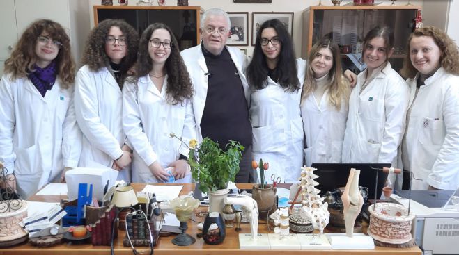 &Kappa;&omicron;ύ&beta;&epsilon;&lambda;&alpha;&sigmaf;: "&Upsilon;&pi;&omicron;&delta;&epsilon;&chi;ό&mu;&alpha;&sigma;&tau;&epsilon; &mu;&epsilon; &chi;&alpha;&rho;ά &tau;&eta; &nu;έ&alpha; &chi;&rho;&omicron;&nu;&iota;ά &tau;&omicron;&upsilon;&sigmaf; &phi;&omicron;&iota;&tau;&eta;&tau;έ&sigmaf; &tau;&eta;&sigmaf; &kappa;&lambda;&iota;&nu;&iota;&kappa;ή&sigmaf; ά&sigma;&kappa;&eta;&sigma;&eta;&sigmaf; &tau;&omicron;&upsilon; &tau;&mu;ή&mu;&alpha;&tau;&omicron;&sigmaf; &Nu;&omicron;&sigma;&eta;&lambda;&epsilon;&upsilon;&tau;&iota;&kappa;ή&sigmaf; &tau;&omicron;&upsilon;&nbsp;&Pi;&alpha;&nu;&epsilon;&pi;&iota;&sigma;&tau;&eta;&mu;ί&omicron;&upsilon; &Pi;&epsilon;&lambda;&omicron;&pi;&omicron;&nu;&nu;ή&sigma;&omicron;&upsilon;"