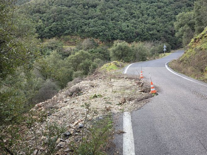 Σοβαρό πρόβλημα υποχώρησης παρουσιάζει ο δρόμος που συνδέει τα Τρόπαια με το φράγμα της Λίμνης Λάδωνα (εικόνες)