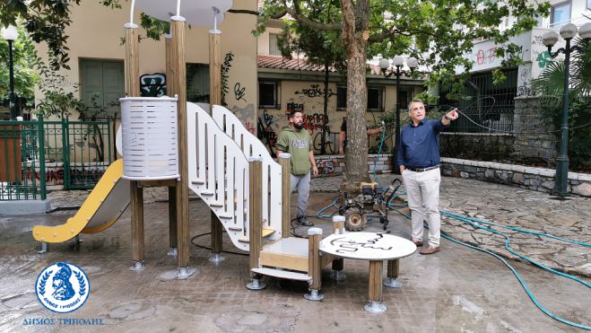 Προχωρούν τα έργα στη Στοά Αθανασιάδη - Τζιούμης: «Παραδίδουμε 15 σύγχρονες παιδικές χαρές, για να παίζουν με ασφάλεια τα παιδιά μας» (vd)