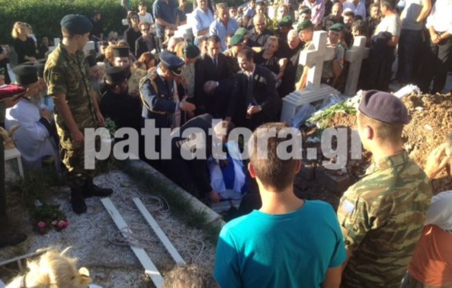 Ράγισαν και οι πέτρες στην κηδεία του 19χρονου οπλίτη στην Πάτρα (vd)