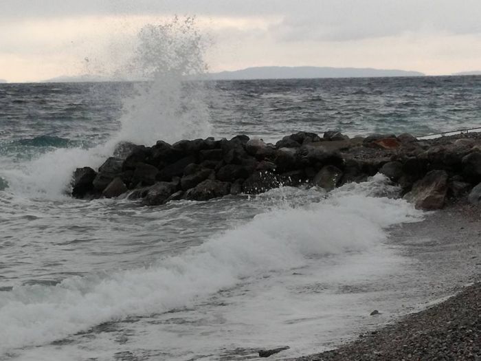 Αέρας &quot;σηκώνει&quot; κύμα στον πανέμορφο Τυρό Κυνουρίας (εικόνες)