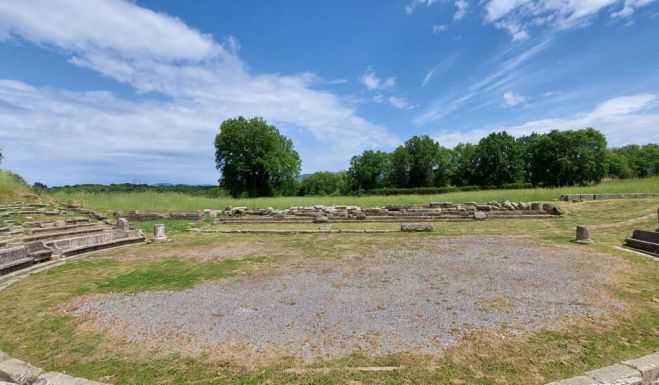 &Sigma;&Upsilon;&Rho;&Iota;&Zeta;&Alpha; - &Pi;&alpha;&pi;&alpha;&eta;&lambda;&iota;&omicron;ύ: "&Gamma;&iota;&alpha; &tau;&omicron; &Alpha;&rho;&chi;&alpha;ί&omicron; &Theta;έ&alpha;&tau;&rho;&omicron; &Mu;&epsilon;&gamma;&alpha;&lambda;ό&pi;&omicron;&lambda;&eta;&sigmaf; &alpha;&pi;&alpha;&iota;&tau;&epsilon;ί&tau;&alpha;&iota; &omicron;&lambda;&omicron;&kappa;&lambda;&eta;&rho;&omega;&mu;έ&nu;&omicron;&sigmaf;, &sigma;&upsilon;&nu;&omicron;&lambda;&iota;&kappa;ό&sigmaf; &sigma;&chi;&epsilon;&delta;&iota;&alpha;&sigma;&mu;ό&sigmaf;"
