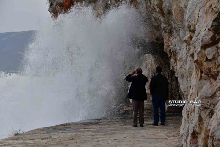 &quot;Αγρίεψε&quot; η θάλασσα στο Ναύπλιο! (vd)