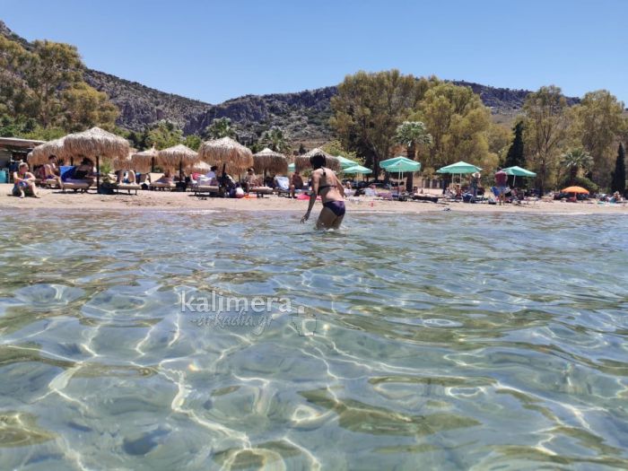 "Καραθώνα" | Η παραλία με τη "χρυσή" αμμουδιά και τα ρηχά νερά για μικρούς και μεγάλους! (εικόνες - βίντεο)