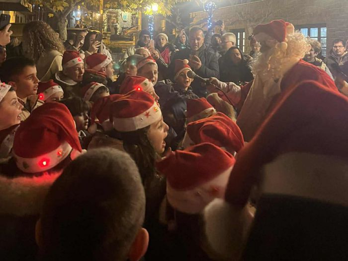 &Eta; &Beta;&upsilon;&tau;ί&nu;&alpha; &mu;&pi;ή&kappa;&epsilon; &sigma;&tau;&omicron; &pi;&nu;&epsilon;ύ&mu;&alpha; &tau;&omega;&nu; &Chi;&rho;&iota;&sigma;&tau;&omicron;&upsilon;&gamma;έ&nu;&nu;&omega;&nu; &mu;&epsilon; &tau;&eta; &sigma;&upsilon;&mu;&mu;&epsilon;&tau;&omicron;&chi;ή &mu;&iota;&kappa;&rho;ώ&nu; &kappa;&alpha;&iota; &mu;&epsilon;&gamma;ά&lambda;&omega;&nu; (&epsilon;&iota;&kappa;ό&nu;&epsilon;&sigmaf;)