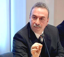 &Nu;. &Delta;&epsilon;&lambda;&phi;ά&kappa;&eta;&sigmaf;: &laquo;&Epsilon;ί&nu;&alpha;&iota; &psi;έ&mu;&alpha;&tau;&alpha; ό&tau;&iota; &eta; &Delta;&eta;&mu;&omicron;&kappa;&rho;&alpha;&tau;&iota;&kappa;ή &Alpha;&rho;&iota;&sigma;&tau;&epsilon;&rho;ά &delta;&epsilon;&nu; &epsilon;&pi;έ&tau;&rho;&epsilon;&psi;&epsilon; &sigma;&tau;&eta; &Gamma;&epsilon;&omega;&rho;&gamma;ί&alpha; &Pi;&alpha;&nu;&alpha;&gamma;&omicron;&pi;&omicron;ύ&lambda;&omicron;&upsilon; &nu;&alpha; &epsilon;ί&nu;&alpha;&iota; &upsilon;&pi;&omicron;&psi;ή&phi;&iota;&alpha; &beta;&omicron;&upsilon;&lambda;&epsilon;&upsilon;&tau;ή&sigmaf;. &Tau;&eta; &theta;έ&lambda;&omicron;&upsilon;&mu;&epsilon; &sigma;&tau;&omicron; &psi;&eta;&phi;&omicron;&delta;έ&lambda;&tau;&iota;&omicron;&raquo;