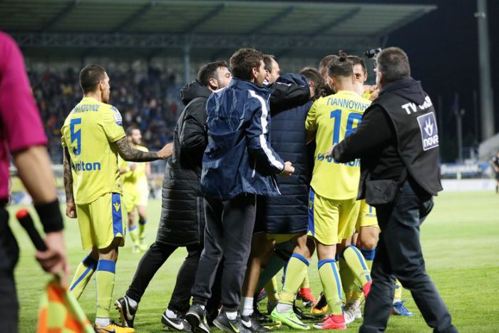 &Kappa;ύ&pi;&epsilon;&lambda;&lambda;&omicron; | &Sigma;&tau;&iota;&sigmaf; 3.00 &pi;&alpha;ί&zeta;&epsilon;&iota; &omicron; &Alpha;&sigma;&tau;έ&rho;&alpha;&sigmaf; - &Pi;&omicron;&iota;&omicron; &kappa;&alpha;&nu;ά&lambda;&iota; &delta;&epsilon;ί&chi;&nu;&epsilon;&iota; &tau;&omicron; &mu;&alpha;&tau;&sigmaf;