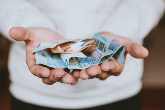 Δώρο Πάσχα 2021 | Πότε θα πληρωθεί - Υπολόγισε on line πόσα χρήματα θα πάρεις!