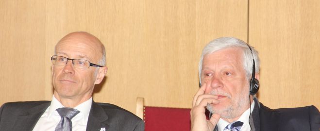 &Tau;&alpha;&tau;&omicron;ύ&lambda;&eta;&sigmaf; &ndash; Bauer: &laquo;&Eta; &Epsilon;&upsilon;&rho;ώ&pi;&eta; &tau;&omega;&nu; &Pi;&epsilon;&rho;&iota;&phi;&epsilon;&rho;&epsilon;&iota;ώ&nu; &omicron;&delta;&eta;&gamma;ό&sigmaf; &gamma;&iota;&alpha; &tau;&eta;&nu; &epsilon;&pi;ί&tau;&epsilon;&upsilon;&xi;&eta; &sigma;&upsilon;&mu;&phi;&omega;&nu;ί&alpha;&sigmaf;&raquo;