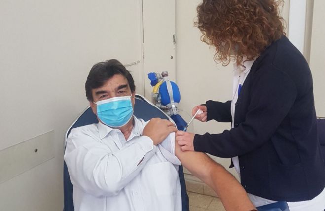 Εμβολιάστηκε ο γιατρός Βαγγέλης Γιαννακούρας - &quot;Η επιστήμη νίκησε…&quot;