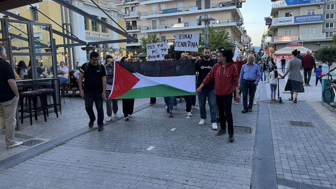 Τρίπολη | Με σημαίες της Παλαιστίνης φώναξαν &quot;Να σταματήσει τώρα η σφαγή στη Γάζα&quot; (εικόνες)