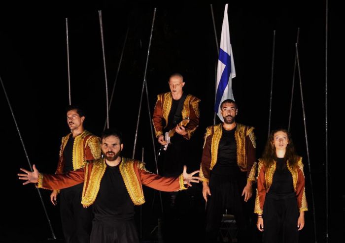 &Eta; &pi;&alpha;&rho;ά&sigma;&tau;&alpha;&sigma;&eta; &laquo;&Epsilon;&lambda;&epsilon;&upsilon;&theta;&epsilon;&rho;ί&alpha;, &omicron; Ύ&mu;&nu;&omicron;&sigmaf; &tau;&omega;&nu; &Epsilon;&lambda;&lambda;ή&nu;&omega;&nu;&raquo; &pi;&alpha;&rho;&omicron;&upsilon;&sigma;&iota;ά&sigma;&tau;&eta;&kappa;&epsilon; &sigma;&tau;&eta;&nu; &tau;&omicron;&pi;&iota;&kappa;ή &kappa;&omicron;&iota;&nu;ό&tau;&eta;&tau;&alpha; &Delta;ά&rho;&alpha;