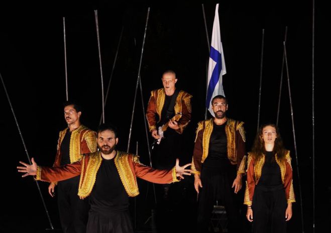 &Eta; &pi;&alpha;&rho;ά&sigma;&tau;&alpha;&sigma;&eta; &laquo;&Epsilon;&lambda;&epsilon;&upsilon;&theta;&epsilon;&rho;ί&alpha;, &omicron; Ύ&mu;&nu;&omicron;&sigmaf; &tau;&omega;&nu; &Epsilon;&lambda;&lambda;ή&nu;&omega;&nu;&raquo; &pi;&alpha;&rho;&omicron;&upsilon;&sigma;&iota;ά&sigma;&tau;&eta;&kappa;&epsilon; &sigma;&tau;&eta;&nu; &tau;&omicron;&pi;&iota;&kappa;ή &kappa;&omicron;&iota;&nu;ό&tau;&eta;&tau;&alpha; &Delta;ά&rho;&alpha;