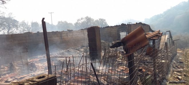 Απίστευτη καταγγελία από το Πυρρί: «Ζητήσαμε από τα πυροσβεστικά να έρθουν στο χωριό και μας είπαν ότι είναι Ηλεία και όχι Γορτυνία» (vd)