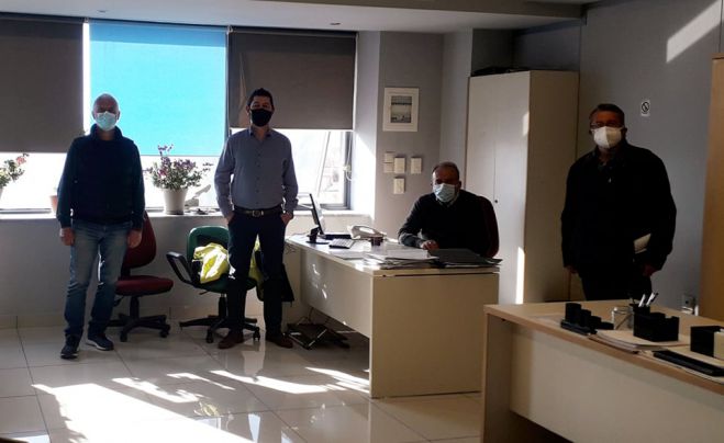 &Eta; Έ&nu;&omega;&sigma;&eta; &Pi;&rho;&omicron;έ&delta;&rho;&omega;&nu; &Kappa;&omicron;&iota;&nu;&omicron;&tau;ή&tau;&omega;&nu; &Delta;ή&mu;&omicron;&upsilon; &Tau;&rho;ί&pi;&omicron;&lambda;&eta;&sigmaf; &sigma;&tau;&eta;&rho;ί&zeta;&epsilon;&iota; &kappa;&alpha;&iota; &beta;&rho;ί&sigma;&kappa;&epsilon;&tau;&alpha;&iota; &kappa;&omicron;&nu;&tau;ά &sigma;&tau;&omicron;&upsilon;&sigmaf; &alpha;&gamma;&rho;ό&tau;&epsilon;&sigmaf; (&epsilon;&iota;&kappa;ό&nu;&epsilon;&sigmaf;)