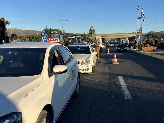 Αυτοκινητοπομπή ταξί για στήριξη στο μπλόκο της ΒΙΠΕ – &quot;Οι αγρότες εν είναι μόνοι τους&quot;! (vd)