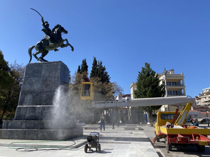 Δήμος Τρίπολης | Επιχείρηση "καθαρισμός" στον Ανδριάντα του Γέρου του Μοριά! (vd)