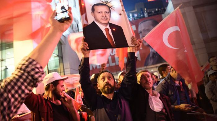 Δημοψήφισμα: Οριακή νίκη Ερντογάν - Διχασμένη η Τουρκία