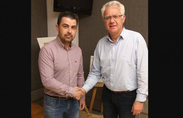 &Sigma;&tau;&eta; "&Nu;έ&alpha; &Tau;&rho;ί&pi;&omicron;&lambda;&eta;" &omicron; &Gamma;&iota;ά&nu;&nu;&eta;&sigmaf; &Pi;&alpha;&rho;&alpha;&sigma;&kappa;&epsilon;&upsilon;ό&pi;&omicron;&upsilon;&lambda;&omicron;&sigmaf;