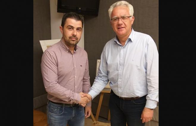 &Sigma;&tau;&eta; "&Nu;έ&alpha; &Tau;&rho;ί&pi;&omicron;&lambda;&eta;" &omicron; &Gamma;&iota;ά&nu;&nu;&eta;&sigmaf; &Pi;&alpha;&rho;&alpha;&sigma;&kappa;&epsilon;&upsilon;ό&pi;&omicron;&upsilon;&lambda;&omicron;&sigmaf;