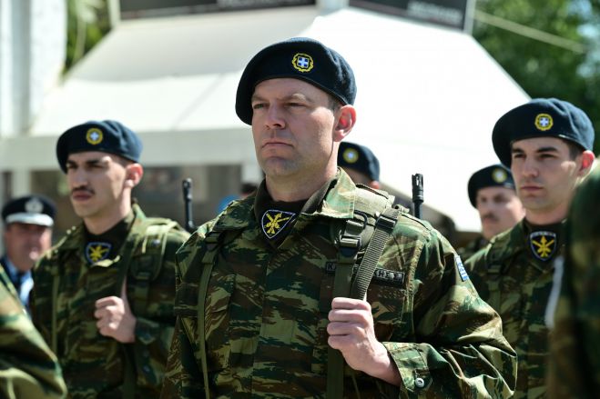 &Pi;&alpha;&rho;έ&lambda;&alpha;&sigma;&epsilon; &omicron; &Sigma;&tau;έ&phi;&alpha;&nu;&omicron;&sigmaf; &Kappa;&alpha;&sigma;&sigma;&epsilon;&lambda;ά&kappa;&eta;&sigmaf; &gamma;&iota;&alpha; &tau;&eta;&nu; "25&eta; &Mu;&alpha;&rho;&tau;ί&omicron;&upsilon;" (&epsilon;&iota;&kappa;ό&nu;&epsilon;&sigmaf; - &beta;ί&nu;&tau;&epsilon;&omicron;)