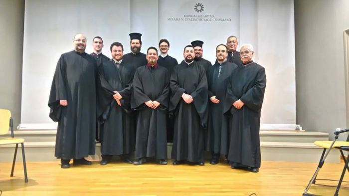 &Chi;&omicron;&rho;&omega;&delta;ί&epsilon;&sigmaf; "&zeta;&omega;&nu;&tau;&alpha;&nu;&epsilon;ύ&omicron;&upsilon;&nu;" &tau;&alpha; Ά&gamma;&iota;&alpha; &Pi;ά&theta;&eta; &mu;&pi;&rho;&omicron;&sigma;&tau;ά &sigma;&tau;&alpha; &mu;ά&tau;&iota;&alpha; &tau;&omega;&nu; &theta;&epsilon;&alpha;&tau;ώ&nu; &sigma;&tau;&eta;&nu; &Tau;&rho;ί&pi;&omicron;&lambda;&eta;