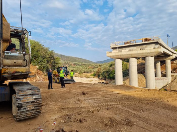 Θεμελιώθηκε το τελευταίο βάθρο της γέφυρας στην παράκαμψη Δολιανών (εικόνες)