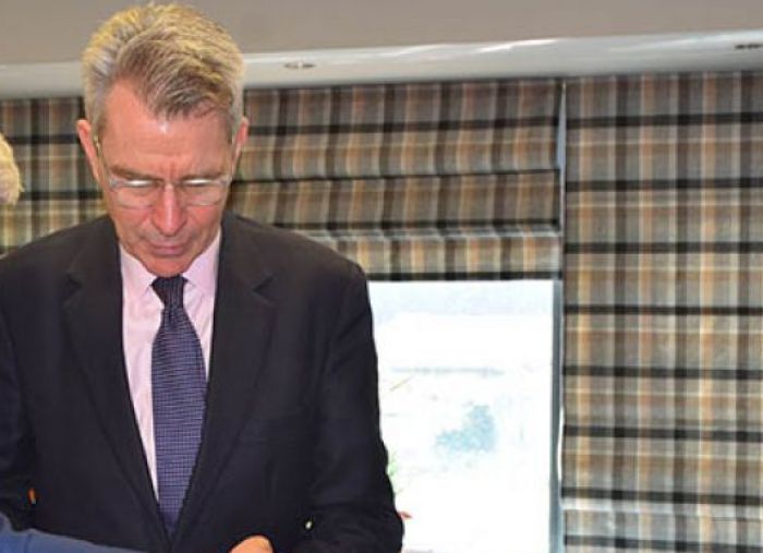 &Tau;&omicron; &Kappa;&Kappa;&Epsilon; &gamma;&iota;&alpha; &tau;&eta;&nu; &epsilon;&pi;ί&sigma;&kappa;&epsilon;&psi;&eta; &tau;&omicron;&upsilon; &Alpha;&mu;&epsilon;&rho;&iota;&kappa;&alpha;&nu;&omicron;ύ &Pi;&rho;έ&sigma;&beta;&eta; &sigma;&tau;&eta;&nu; &Tau;&rho;ί&pi;&omicron;&lambda;&eta;: "&Delta;&epsilon;&nu; &epsilon;ί&mu;&alpha;&sigma;&tau;&epsilon; &iota;&theta;&alpha;&gamma;&epsilon;&nu;&epsilon;ί&sigmaf; &gamma;&iota;&alpha; &nu;&alpha; &mu;&alpha;&sigmaf; &xi;&epsilon;&gamma;&epsilon;&lambda;ά&epsilon;&iota; &mu;&epsilon; &kappa;&alpha;&theta;&rho;&epsilon;&phi;&tau;ά&kappa;&iota;&alpha;"