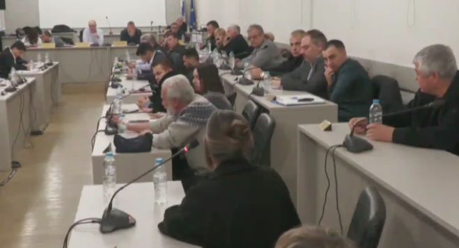 Ό&lambda;&gamma;&alpha; &Pi;&alpha;&lambda;&alpha;&beta;ί&delta;&omicron;&upsilon;: "&Alpha;&nu;&alpha;&gamma;&kappa;ά&sigma;&tau;&eta;&kappa;&alpha; &nu;&alpha; &pi;&epsilon;&rho;ά&sigma;&omega; &alpha;&upsilon;&tau;ό&phi;&omega;&rho;&omicron; &chi;&omega;&rho;ί&sigmaf; &nu;&alpha; &pi;&rho;&omicron;&kappa;&alpha;&lambda;έ&sigma;&omega; &kappa;&alpha;&iota; &nu;&alpha; &beta;&rho;ί&sigma;&omega; &kappa;&alpha;&nu;έ&nu;&alpha;&nu; &sigma;ή&mu;&epsilon;&rho;&alpha; &sigma;&tau;&eta; &Delta;ό&rho;&iota;&zeta;&alpha;"