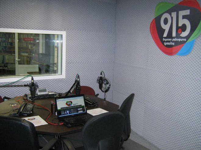 &laquo;&Kappa;&omicron;&nu;&tau;ά &sigma;&tau;&omicron;&nu; &alpha;&gamma;&rho;ό&tau;&eta;&raquo; - &Nu;έ&alpha; &epsilon;&kappa;&pi;&omicron;&mu;&pi;ή &sigma;&tau;&omicron; &Delta;&eta;&mu;&omicron;&tau;&iota;&kappa;ό &Rho;&alpha;&delta;&iota;ό&phi;&omega;&nu;&omicron; &Tau;&rho;ί&pi;&omicron;&lambda;&eta;&sigmaf;