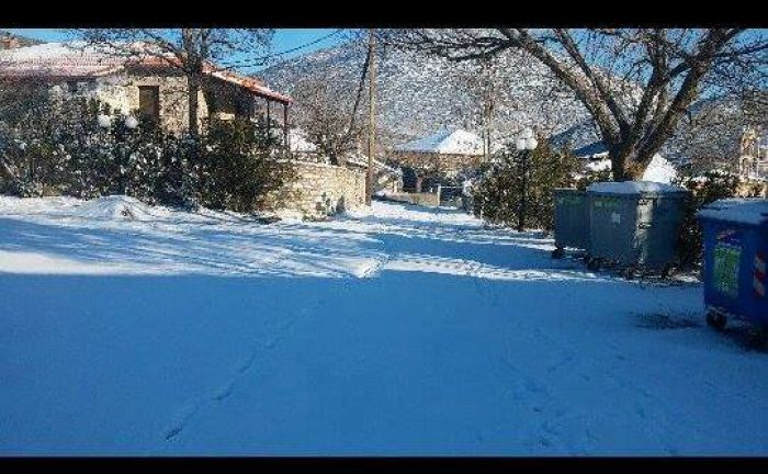Χιόνια και στο χωριό Αθήναιο! (εικόνες)
