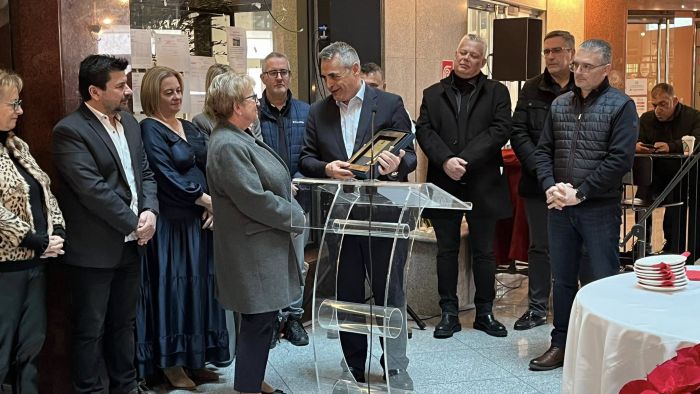 &Delta;ή&mu;&omicron;&sigmaf; &Tau;&rho;ί&pi;&omicron;&lambda;&eta;&sigmaf; | &Kappa;&omicron;&pi;ή &pi;ί&tau;&alpha;&sigmaf; &gamma;&iota;&alpha; &tau;&omicron;&upsilon;&sigmaf; &delta;&eta;&mu;&omicron;&tau;&iota;&kappa;&omicron;ύ&sigmaf; &upsilon;&pi;&alpha;&lambda;&lambda;ή&lambda;&omicron;&upsilon;&sigmaf; - &Tau;&iota;&mu;&eta;&tau;&iota;&kappa;έ&sigmaf; &pi;&lambda;&alpha;&kappa;έ&tau;&epsilon;&sigmaf; &gamma;&iota;&alpha; &tau;&eta;&nu; &pi;&rho;&omicron;&sigma;&phi;&omicron;&rho;ά &epsilon;&rho;&gamma;&alpha;&zeta;&omicron;&mu;έ&nu;&omega;&nu; &pi;&omicron;&upsilon; &sigma;&upsilon;&nu;&tau;&alpha;&xi;&iota;&omicron;&delta;&omicron;&tau;ή&theta;&eta;&kappa;&alpha;&nu; (vd)