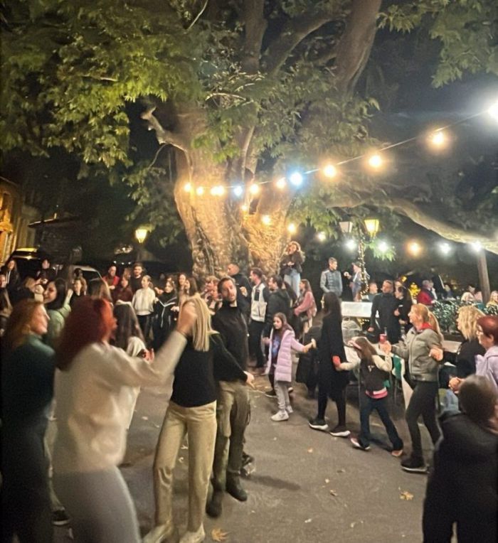 &Mu;&epsilon; &epsilon;&nu;&theta;&omicron;&upsilon;&sigma;&iota;&alpha;&sigma;&mu;ό &kappa;&alpha;&iota; &kappa;έ&phi;&iota; &eta; &Gamma;&iota;&omicron;&rho;&tau;ή &Kappa;&alpha;&rho;&upsilon;&delta;&iota;&omicron;ύ &sigma;&tau;&alpha; &Mu;&alpha;&gamma;&omicron;ύ&lambda;&iota;&alpha;&nu;&alpha; (&epsilon;&iota;&kappa;ό&nu;&epsilon;&sigmaf;)