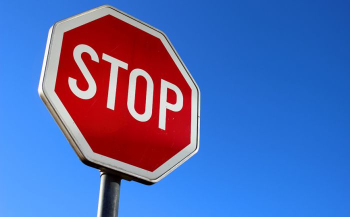 Τοποθετήθηκε η πινακίδα "STOP" στη συμβολή των οδών Σόλωνος και Καλαβρύτων