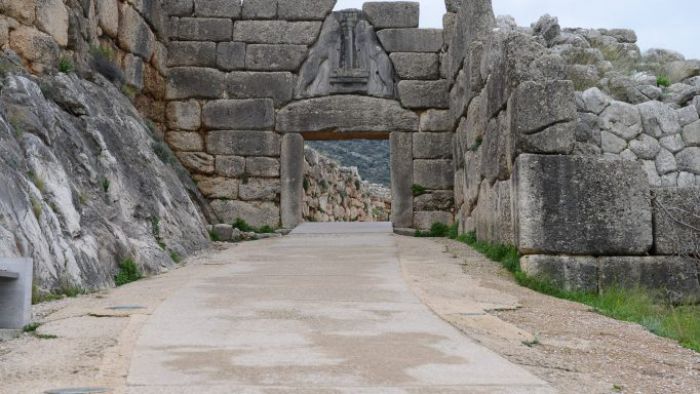 Ποια παρουσιάστρια δεν γνωρίζει τις Μυκήνες στην Αργολίδα; Χαμός στο πλατό! (vd)