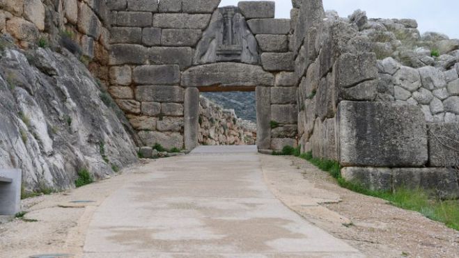 Ποια παρουσιάστρια δεν γνωρίζει τις Μυκήνες στην Αργολίδα; Χαμός στο πλατό! (vd)