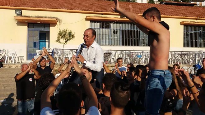 &Tau;&omicron; &pi;&alpha;&nu;&eta;&gamma;ύ&rho;&iota; &pi;&omicron;&upsilon; έ&gamma;&iota;&nu;&epsilon; &lambda;&alpha;&tau;&rho;&epsilon;ί&alpha; ... "&Beta;&omicron;ύ&lambda;&iota;&alpha;&xi;&epsilon;" &tau;&omicron; &Kappa;&omicron;&rho;&alpha;&kappa;&omicron;&beta;&omicron;ύ&nu;&iota;! (vd)