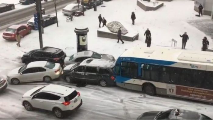 Ο παγωμένος δρόμος οδήγησε σε μία ... απίστευτη καραμπόλα! (vd)