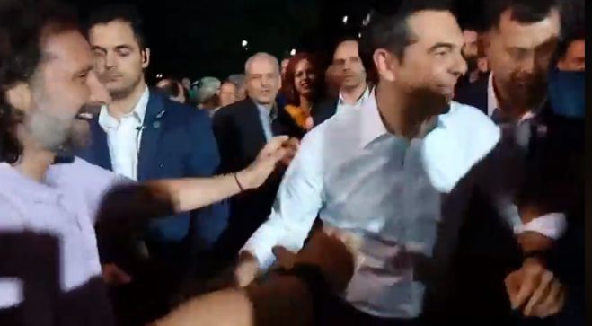 Η στιγμή της άφιξης του Αλέξη Τσίπρα στην Τρίπολη (vd)